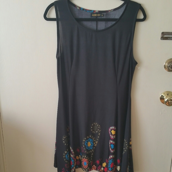 Adorable sleeveless black dress w/handkerchief hem - Picture 4 of 7
